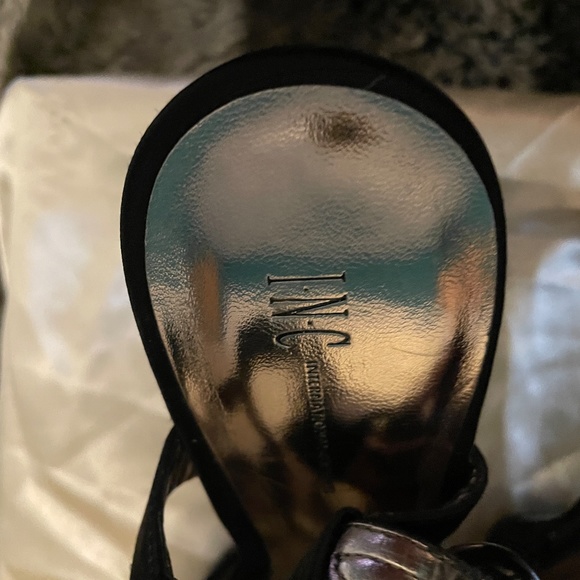 Like new! Macy's International Satin Black 4 inch Heels size 7.5 - Picture 9 of 13